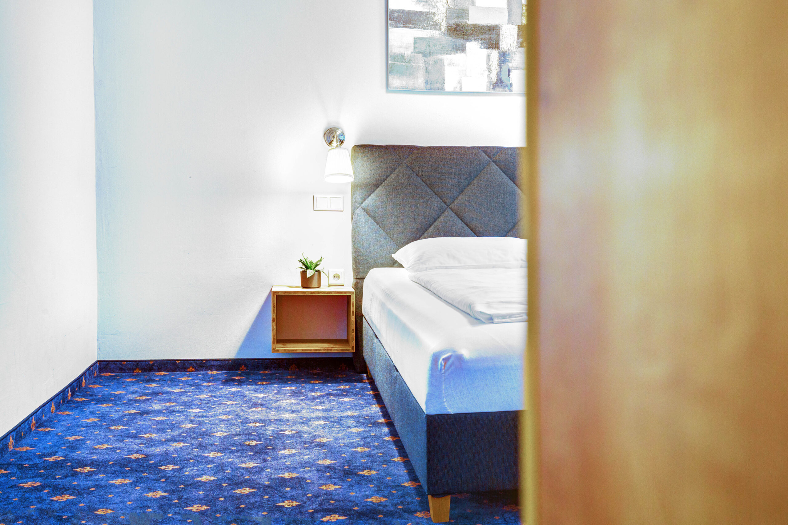 Blick in ein Zimmer im Smarthotel Schmid