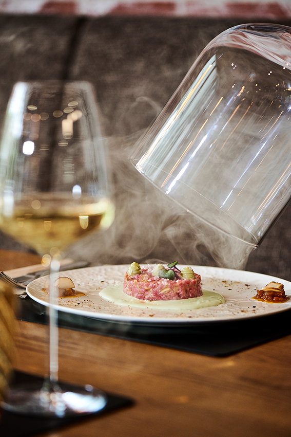 Das Johann’s – Beef Tartar Beef Tartar mit Rauch und Weißwein im Johann’s Restaurant & Bar