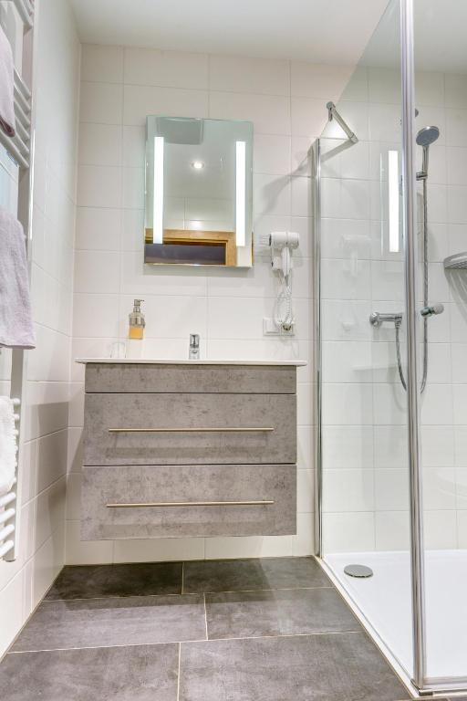 Eigenes Badezimmer im Studio Queensize – Smarthotel Schmid